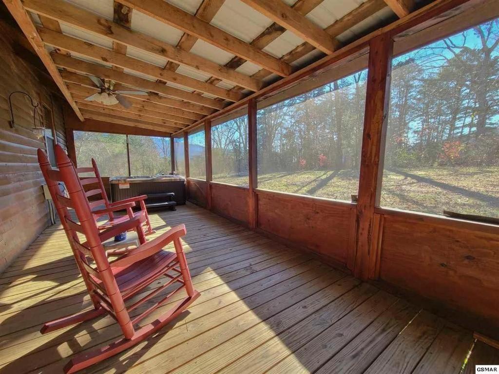 Beautiful View! Log Cabin,Fireplace,Hot Tub,Arcade,Pool,Fishing Sevierville Bagian luar foto
