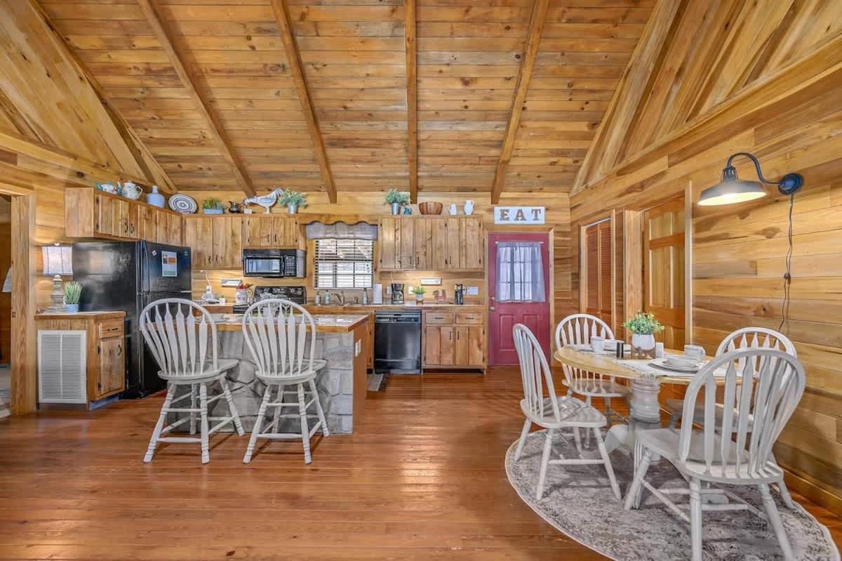 Beautiful View! Log Cabin,Fireplace,Hot Tub,Arcade,Pool,Fishing Sevierville Bagian luar foto