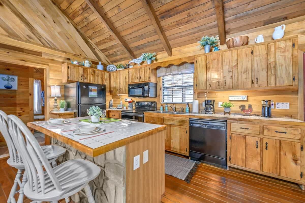 Beautiful View! Log Cabin,Fireplace,Hot Tub,Arcade,Pool,Fishing Sevierville Bagian luar foto