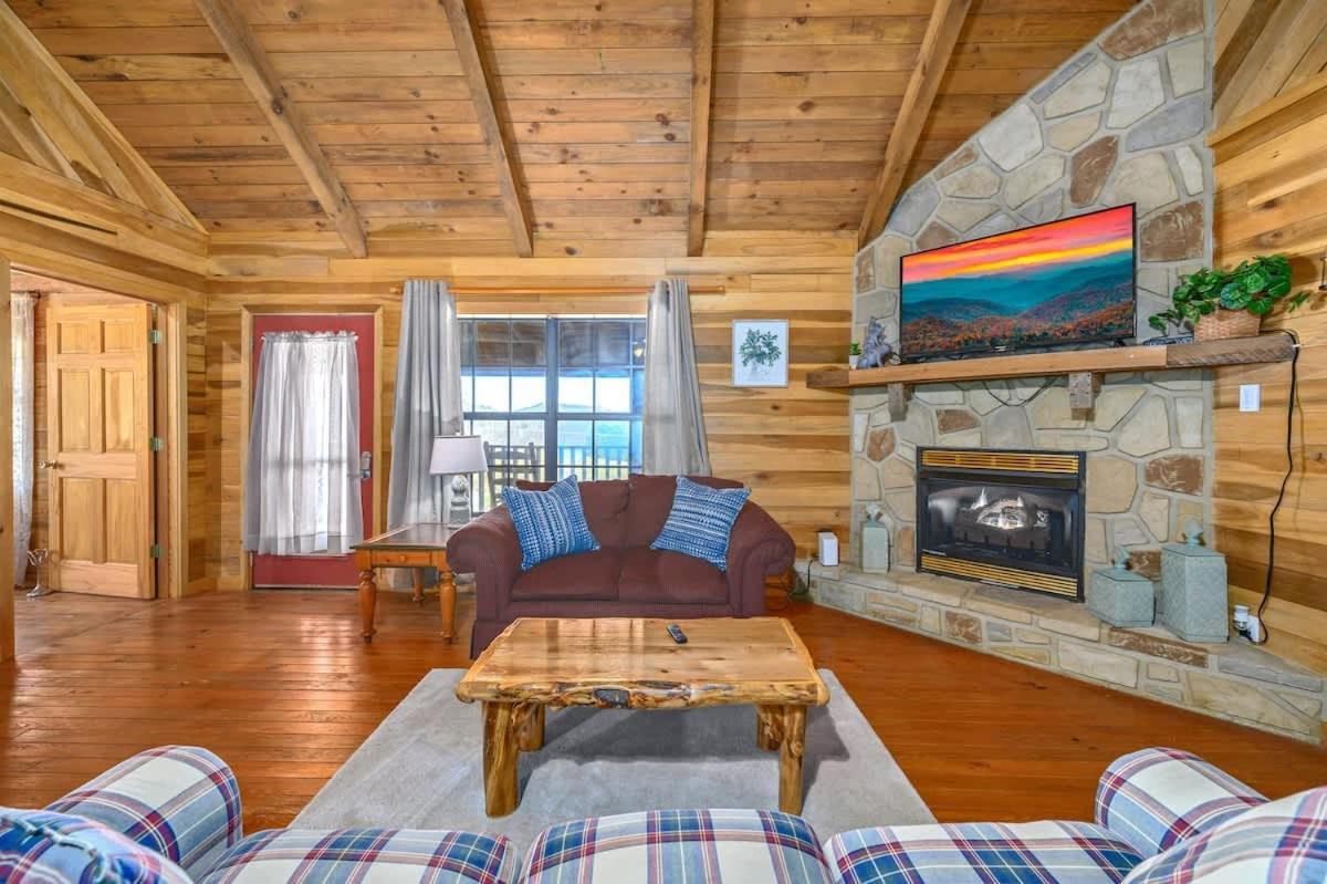 Beautiful View! Log Cabin,Fireplace,Hot Tub,Arcade,Pool,Fishing Sevierville Bagian luar foto
