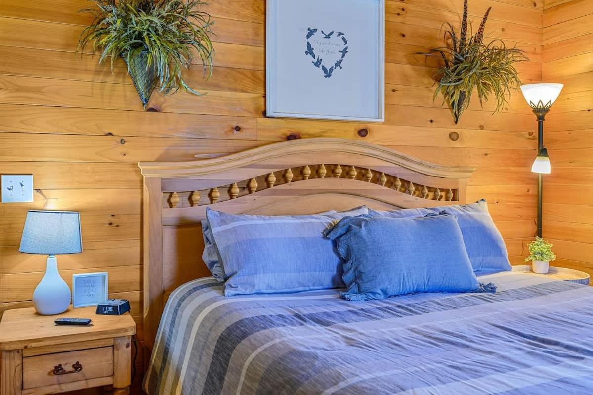Beautiful View! Log Cabin,Fireplace,Hot Tub,Arcade,Pool,Fishing Sevierville Bagian luar foto