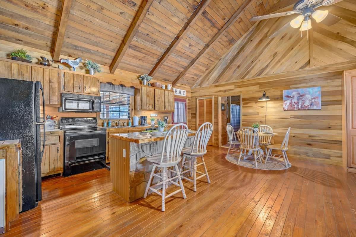 Beautiful View! Log Cabin,Fireplace,Hot Tub,Arcade,Pool,Fishing Sevierville Bagian luar foto