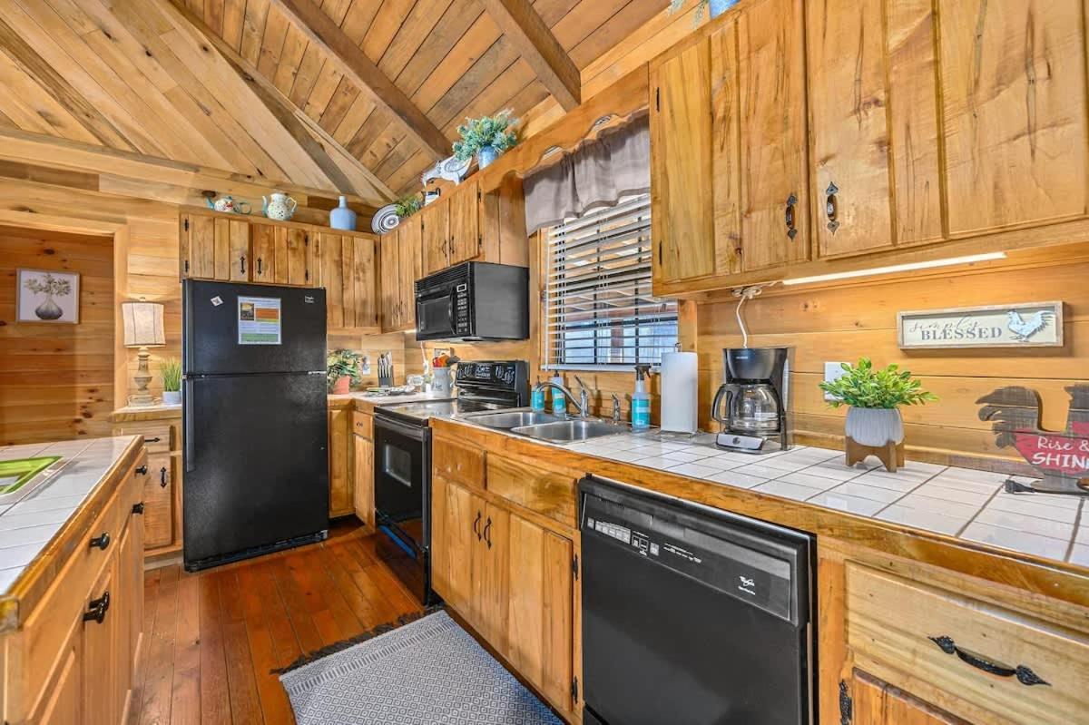 Beautiful View! Log Cabin,Fireplace,Hot Tub,Arcade,Pool,Fishing Sevierville Bagian luar foto