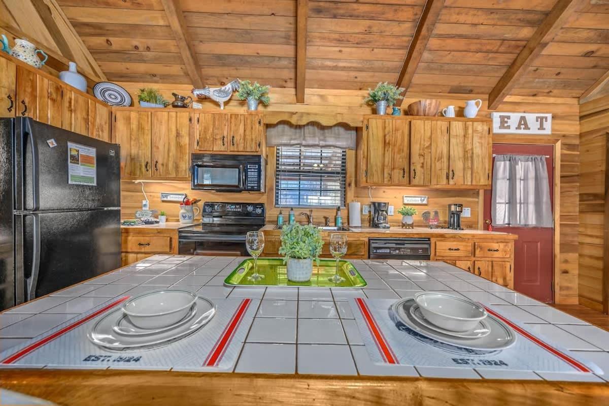 Beautiful View! Log Cabin,Fireplace,Hot Tub,Arcade,Pool,Fishing Sevierville Bagian luar foto