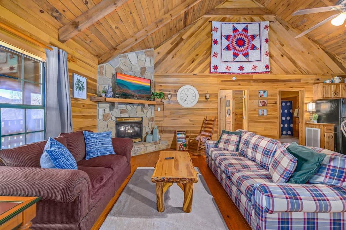 Beautiful View! Log Cabin,Fireplace,Hot Tub,Arcade,Pool,Fishing Sevierville Bagian luar foto